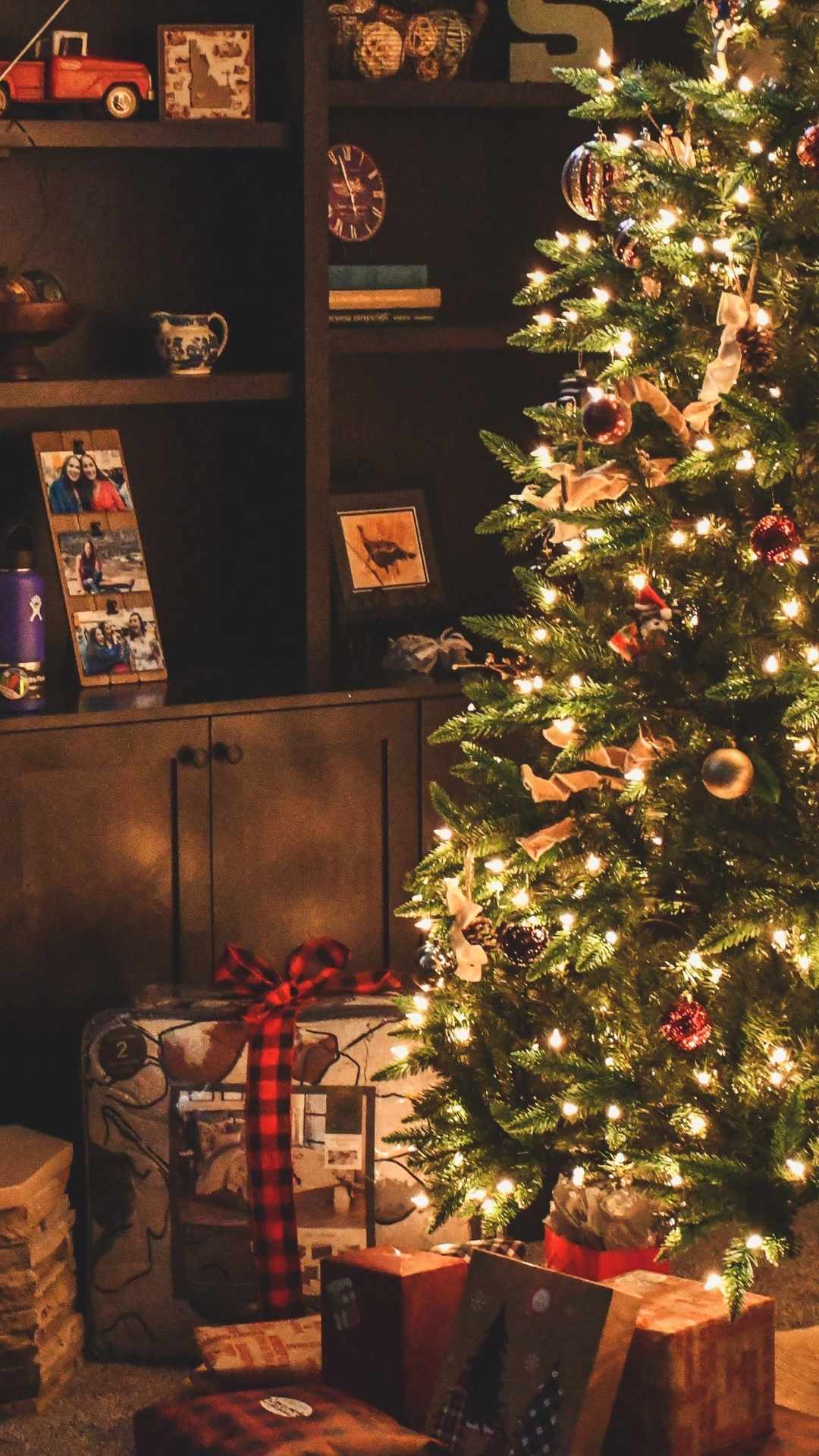 https://myunboundedlife.com/lifestyle/deck-your-screens-10-festive-free-christmas-phone-wallpapers