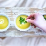 Leek and potato soup / hand