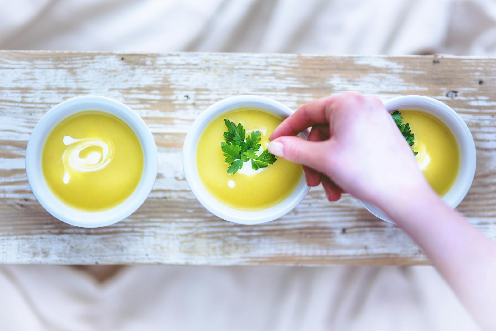 Leek and potato soup / hand