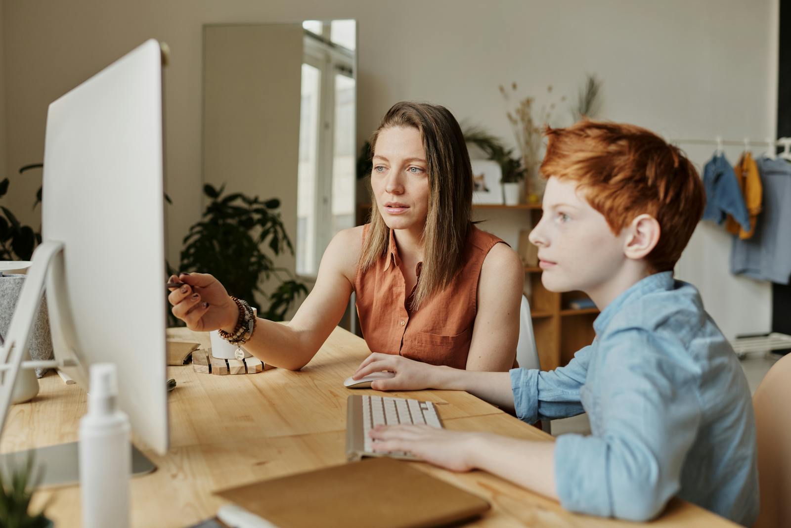 AI in education, kids literacy, AI reading tools, technology in classrooms, critical thinking, parent guide, digital learning, reading comprehension, writing skills, AI and literacy, education trends